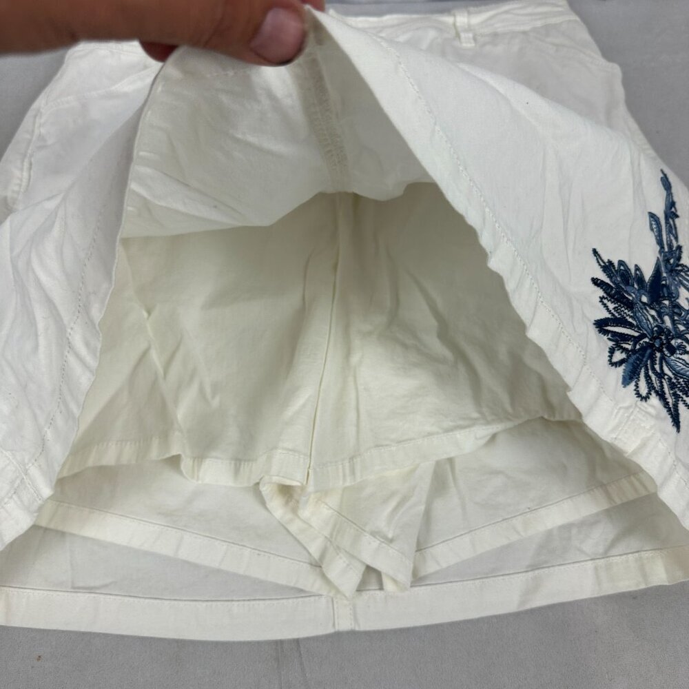 Croft & Barrow Womens White Classic Fit Skort Blue Embroidered Floral Size 12 - Picture 2 of 7